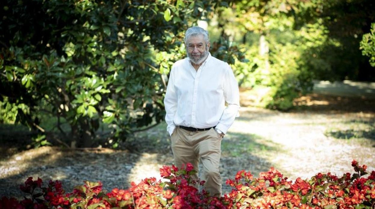 El escritor Antonio Muñoz Molina, fotografiado en la Biblioteca Eugenio Trías, en el parque del Retiro