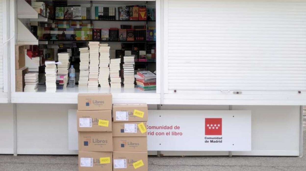 Una de las 320 casetas que este año componen la Feria del Libro de Madrid