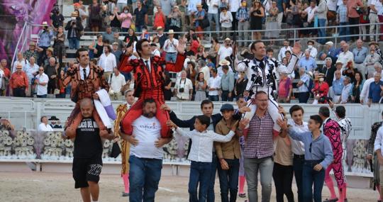 La terna extremeña, a hombros