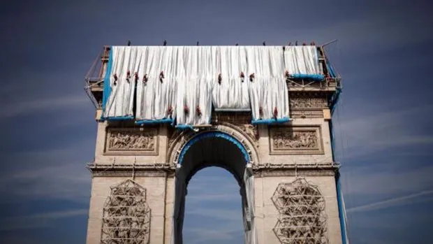 Empieza el 'empaquetado' del Arco del Triunfo de París, obra póstuma del artista Christo