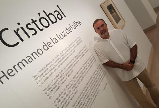 Luis Aguilar, hijo del artista sevillano, en la entrada a las salas de exposición