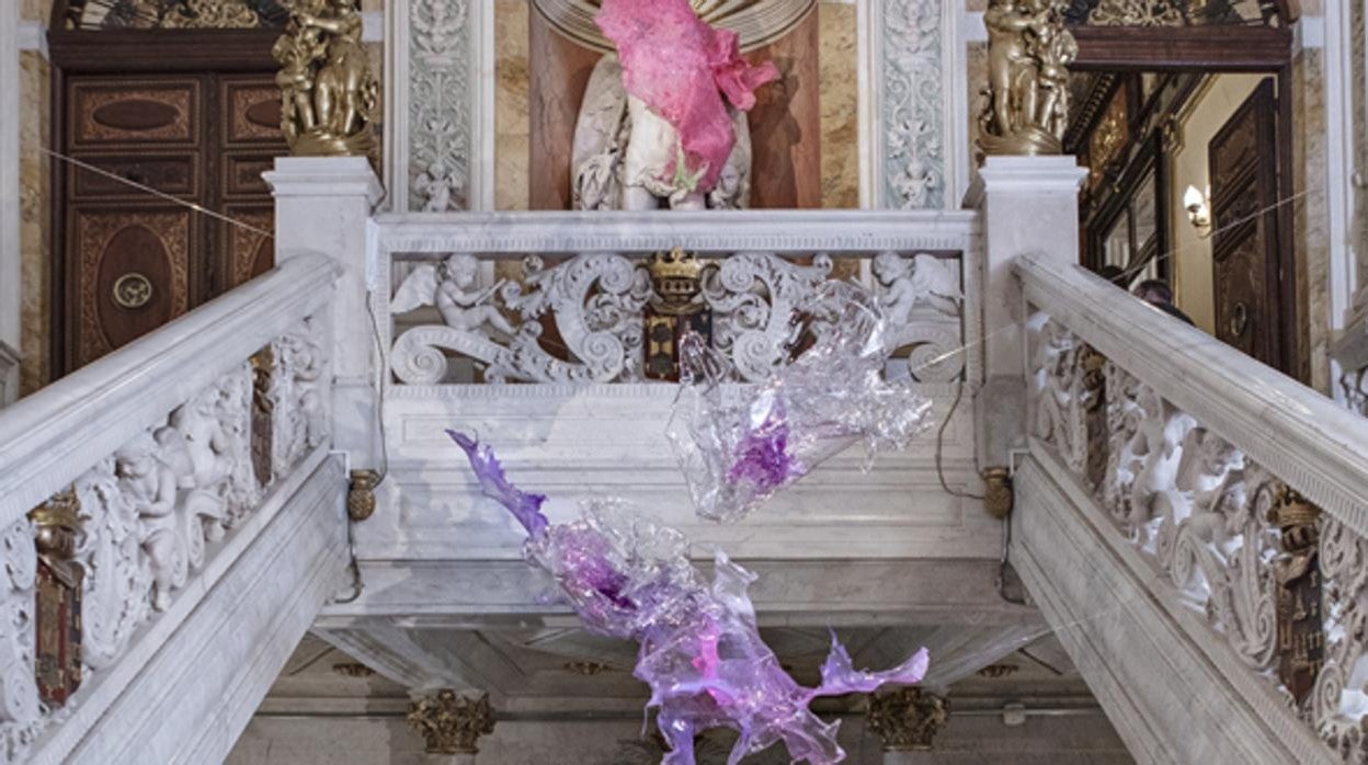 Una de las estancias del Palacio de Santoña, ‘ocupada’ por las piezas instalativas de Aljoscha