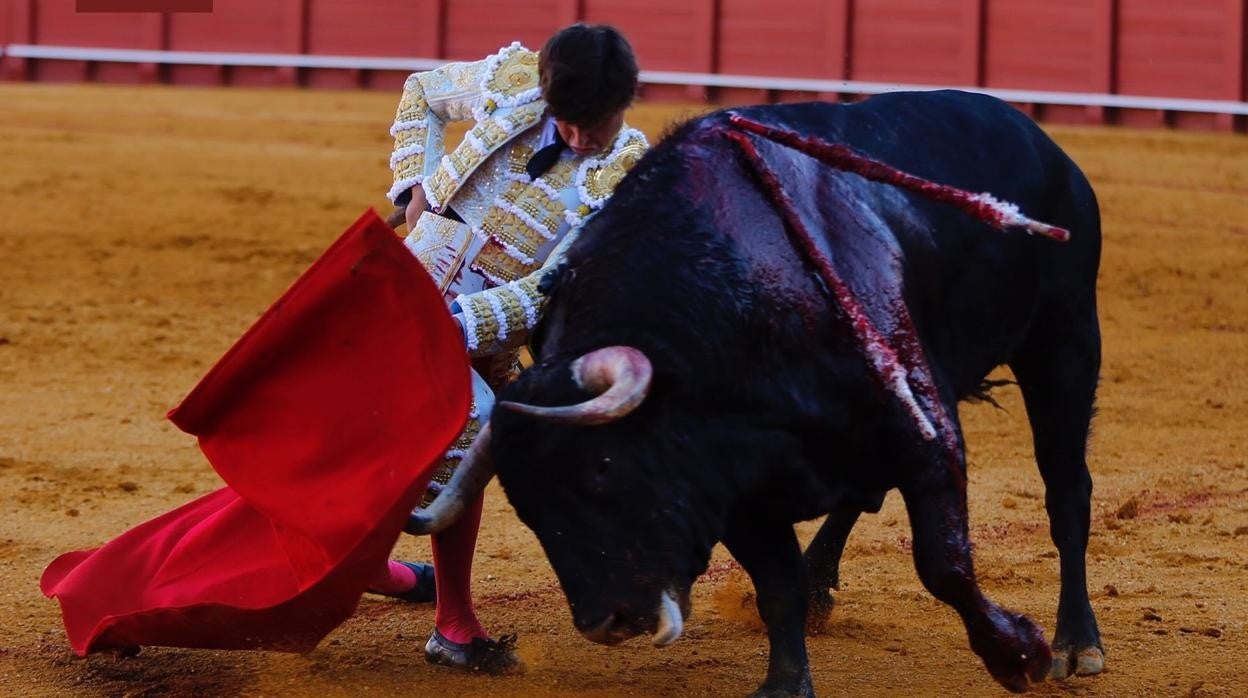 Roca Rey, por bajo con el segundo toro