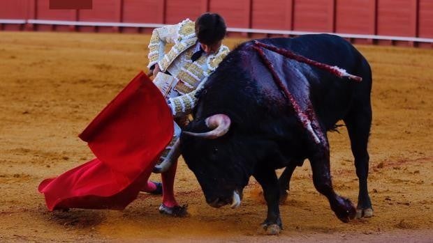 Ambiente extraordinario y faenas discretas en el regreso de los toros a Sevilla