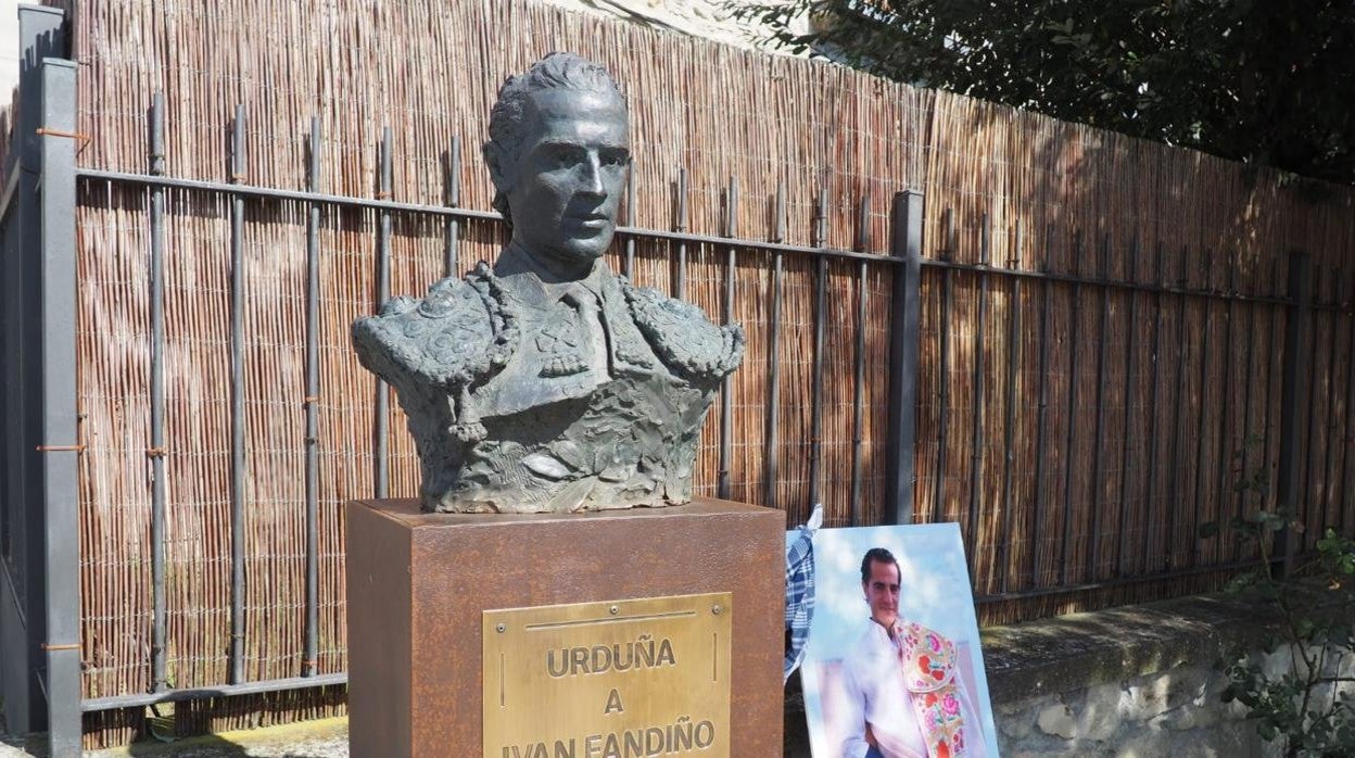 El busto en memoria de Iván Fandiño