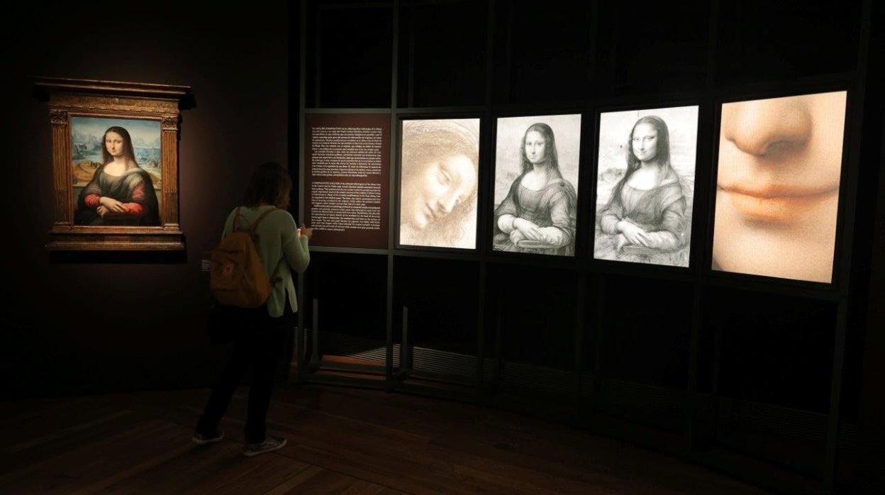 La Mona Lisa del Prado (a la izquierda), junto con reflectografías infrarrojas de las Giocondas del Louvre y el Prado, la reproducción de un detalle de la 'Santa Ana' de Leonardo, de la National Gallery de Londres, y una macrofotografía de la obra del Prado