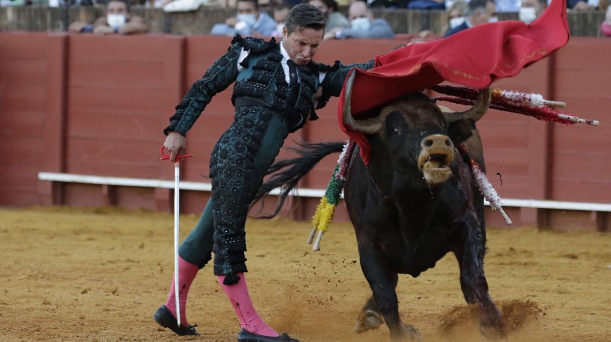 Diego Urdiales, en un pase de pecho al cuarto toro de la corrida