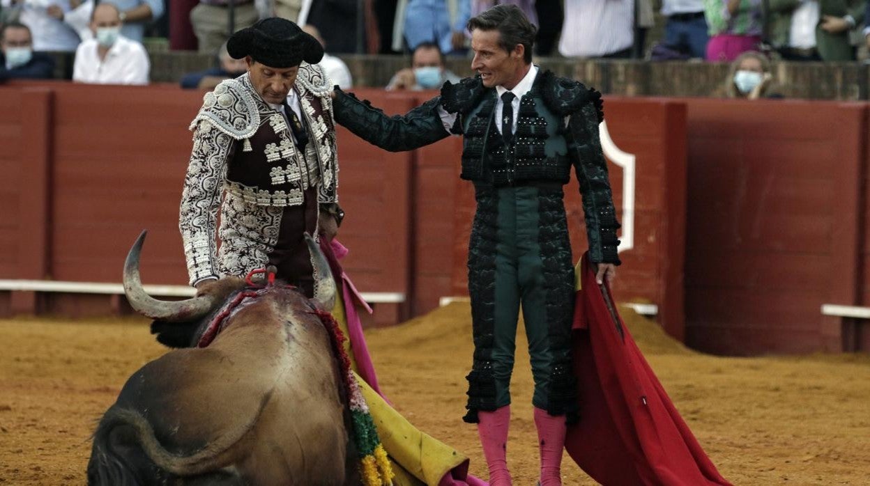 Diego Urdiales se mantuvo pendiente toda la corrida de su subalterno Juan Carlos Tirado, que se cortaba la coleta