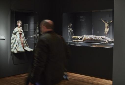 Una de las piezas más curiosas de la muestra es la Virgen de las Angustias junto a un cocodrilo disecado. Se conservan en la ermita de Nuestra Señora de las Angustias en Icod de los Vinos (Tenerife)