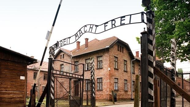Vandalizan el campo de concentración de Auschwitz con grafitis antisemitas