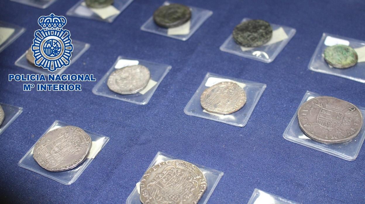 Monedas antiguas recuperadas en la operación