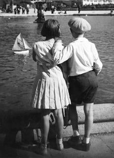 ‘Niños frente al estanque de los Jardines Luxemburgo’ (París, 1930)