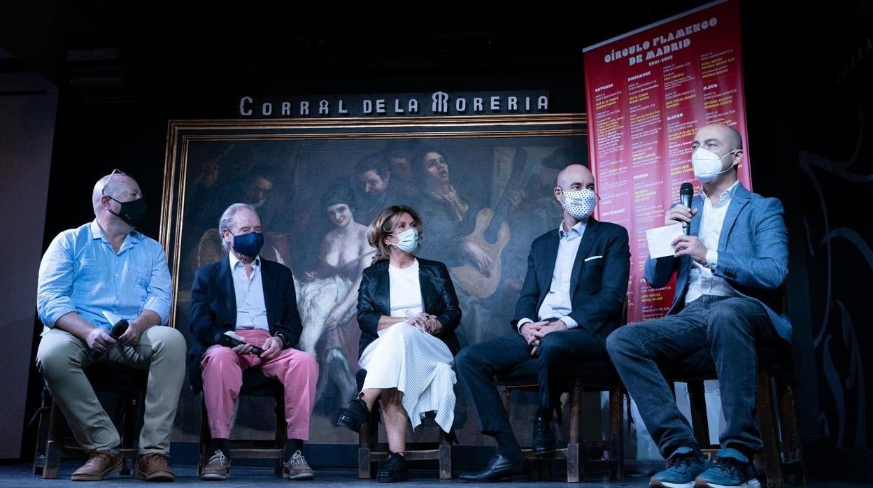 Juan Manuel del Rey, Director del Corral de la Morería; Elvira López Hidalgo, Directiva del Círculo Flamenco de Madrid; Carlos Martín Ballester, Presidente del Círculo Flamenco de Madrid; Alberto Martínez de la Plaza, Vicepresidente del Círculo Flamenco de Madrid; y Serranito, guitarrista