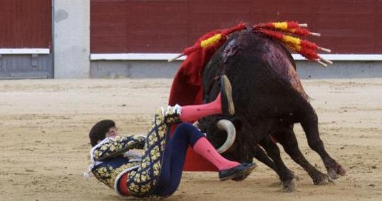 López Simón, en un momento de la cogida en el segundot oro