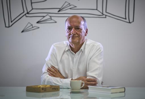 Gustavo Martín Garzo fotografiado momentos antes de la entrevista