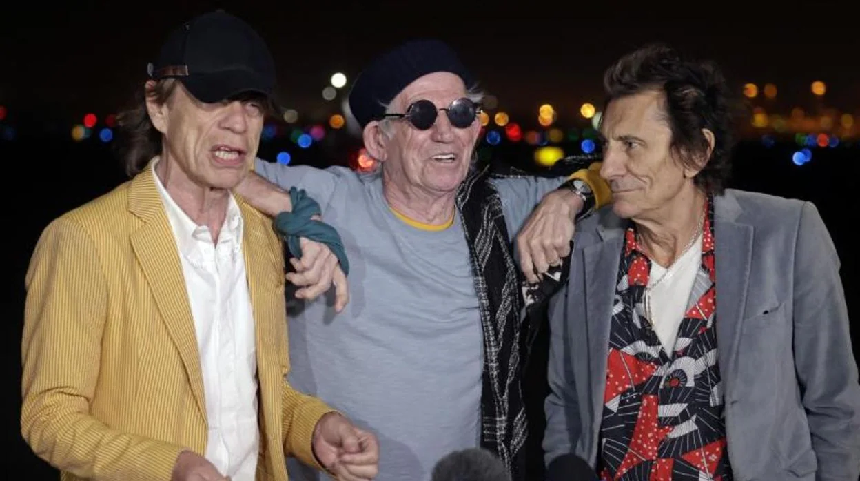 Jagger, Richards y Wood aterrizan en el aeropuerto de Los Ángeles, pocos días antes de iniciar su gira