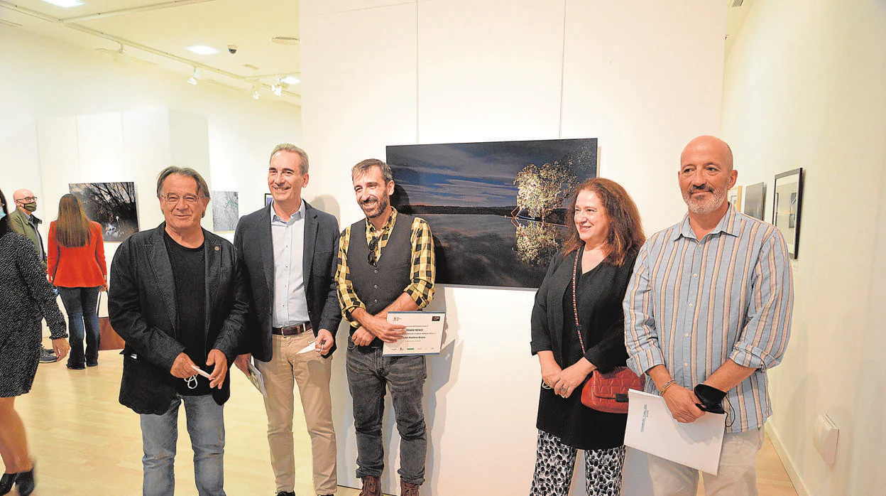 Martínez Bueno, en el centro de la imagen, tras la fotografía ganadora