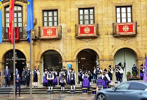 El grupo de gaitas El Gumial, en la entrada del Reconquista