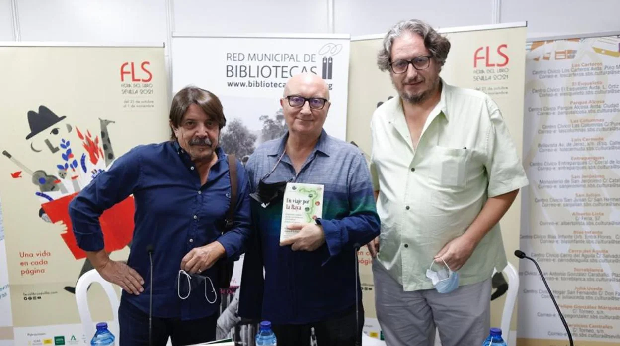 Pive Amador, José Ramón Alonso de la Torre y David González Romero, durante la presentación del libro