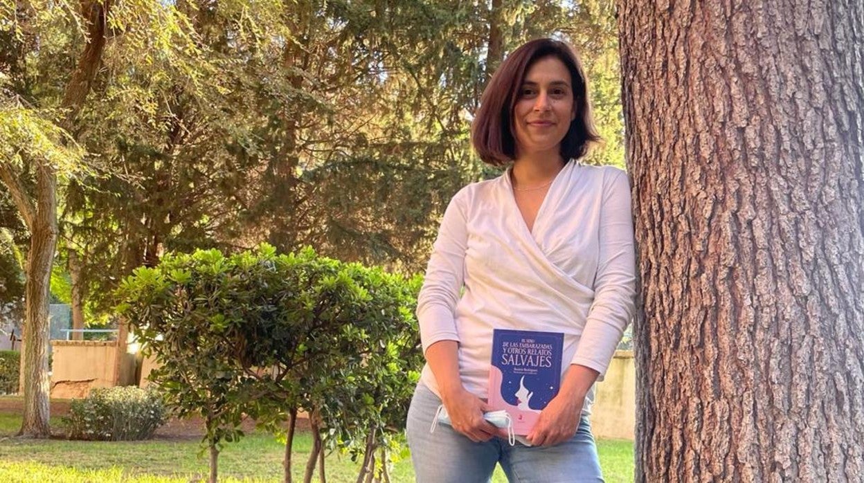 Beatriz Rodríguez con un ejemplar de su nuevo libro de relatos