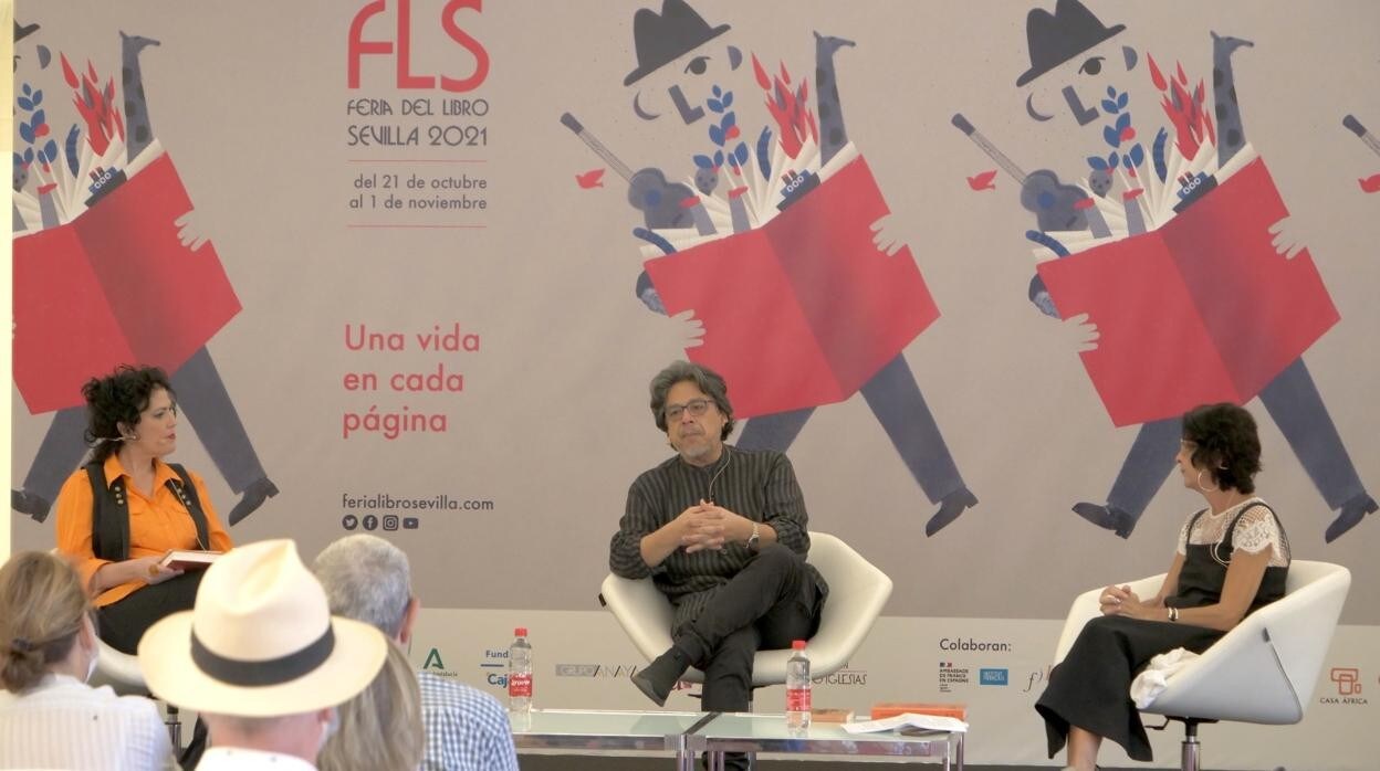 Eva Díaz Pérez, Fernando Iwasaki y Mercedes de Pablos en la presentación del libro del escrito peruano