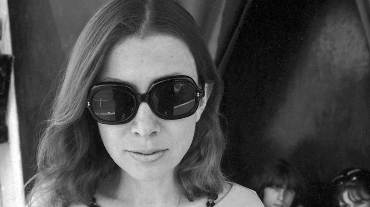 Joan Didion, fotografiada en la década de los 60, cuando empezó como periodista