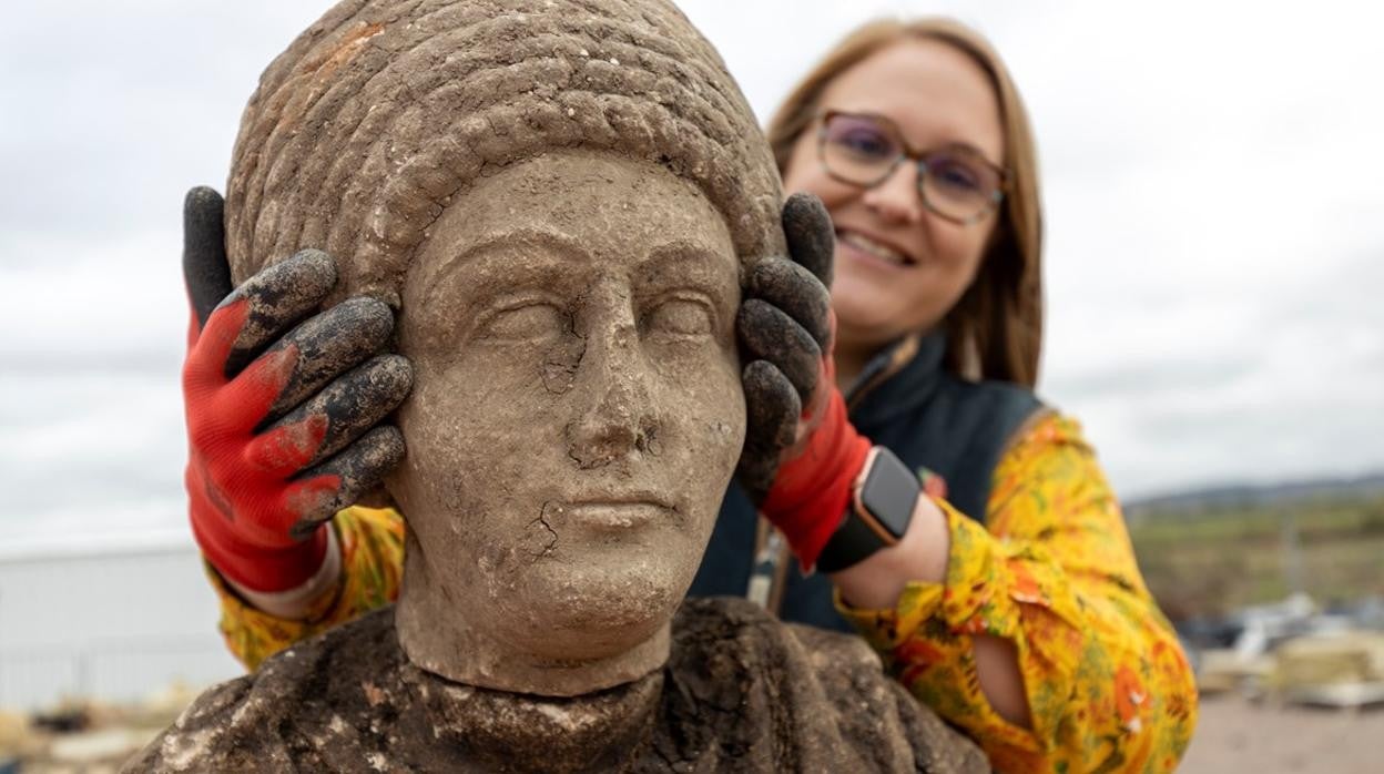 Busto completo de estatua romana femenina