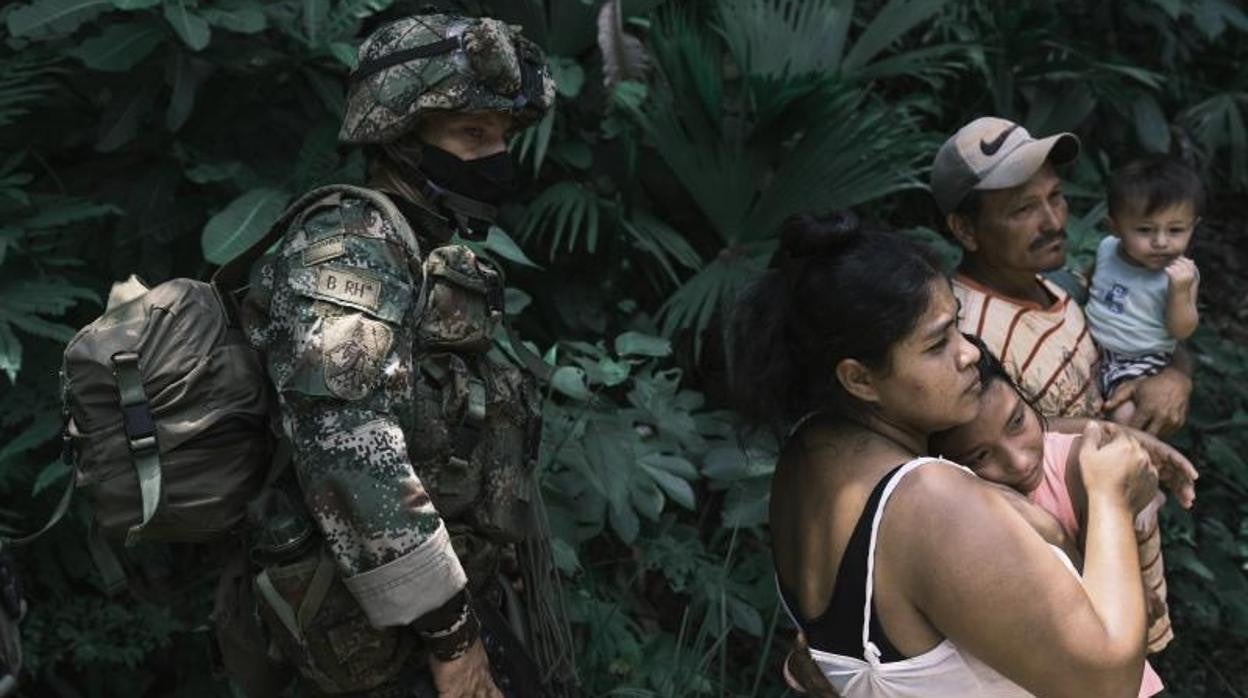 La familia de un civil detenido por el ejército de Colombia durante un operativo contra la minería ilegal ruega al comandante de la operación para que no se lo lleve preso