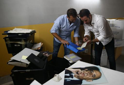 Juan Fernández-Miranda (izquierda) y Javier Chicote, autores de ‘El jefe de los espías’