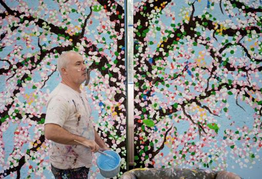 Damien Hirst, en su estudio, pintando una obra de su serie 'Cherry Blossoms'