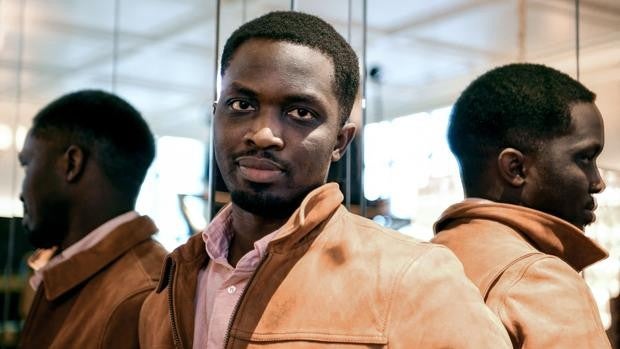 El Goncourt consagra a un joven senegalés que huyó de su país como 'gran revelación' de la temporada en Francia