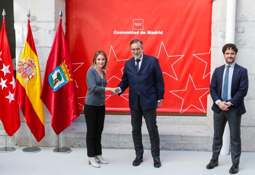 Enrique López y Andrea Levy firman en convenio en presencia de Miguel Abellán