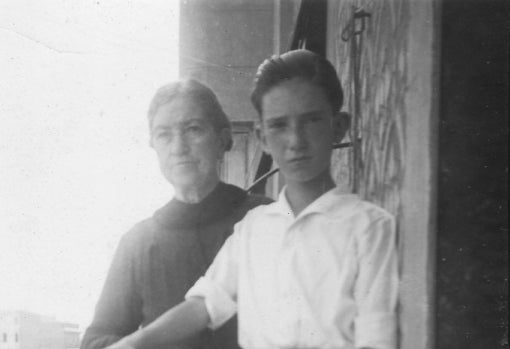 Fernando Fernán Gómez, con su abuela, Carolina Gómez