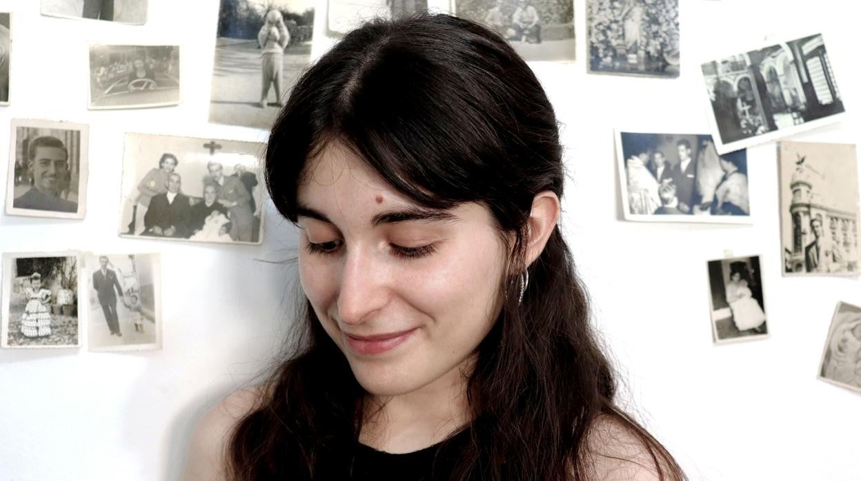 «Selfie» de María Rosa Aránega Selfie junto fotografías familiares compradas en un rastro