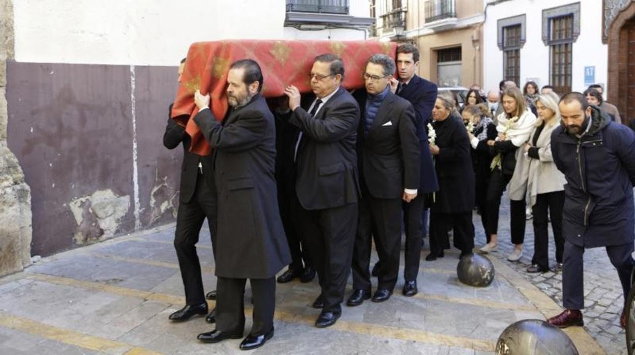 El féretro de Carmen Laffón en hombros de sus sobrinos y sobrinos-nietos entrando en la iglesia