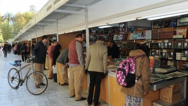 Una veintena de casetas animan la Feria del Libro Antiguo de Sevilla, que se inaugura este jueves