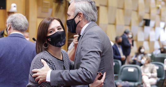 Sara Fernández, vicealcaldesa de Zaragoza, con Jorge Azcón