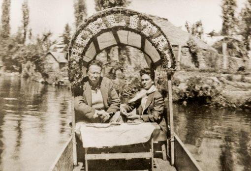 Diego y Frida a bordo de la trajinera Adelita, Xochimilco, México, ca. 1941. Autor desconocido