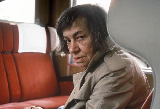 Patricia Highsmith, fotografiada en un tren, escenario de una de sus novelas más famosas