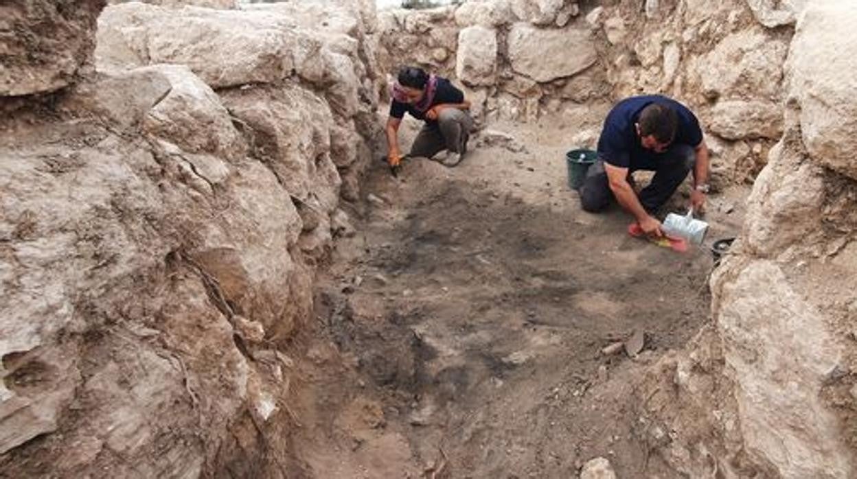 Arqueólogos israelíes excavan los restos de la antigua fortaleza griega hallada a unos 60 kilómetros al sur de Jerusalén