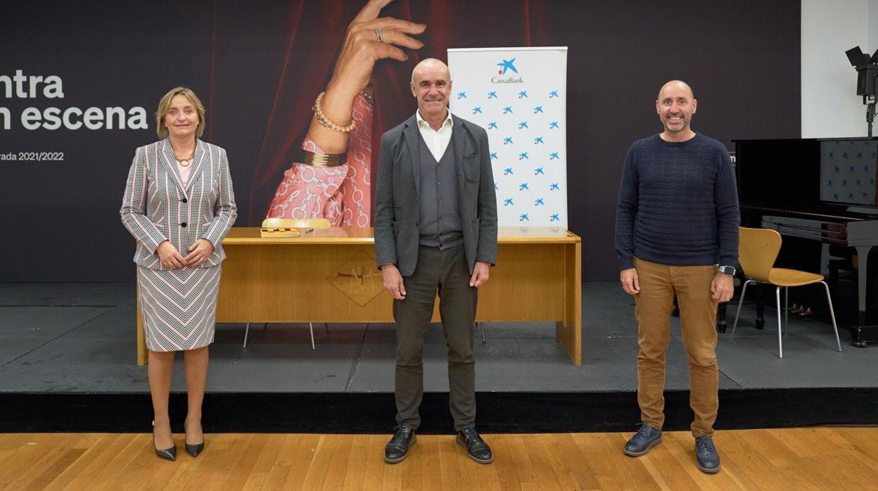 María Jesús Catalá, Antonio Muñoz y Javier Menéndez, antes de la firma del convenio