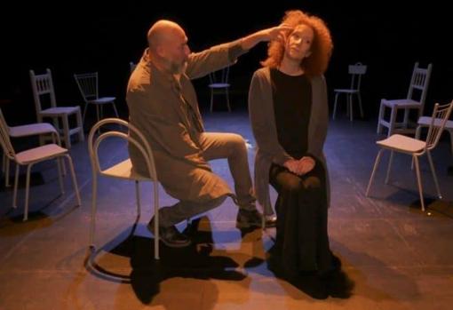 Clara Sanchis y Daniel Albadalejo en una escena de ‘La lengua en pedazos’