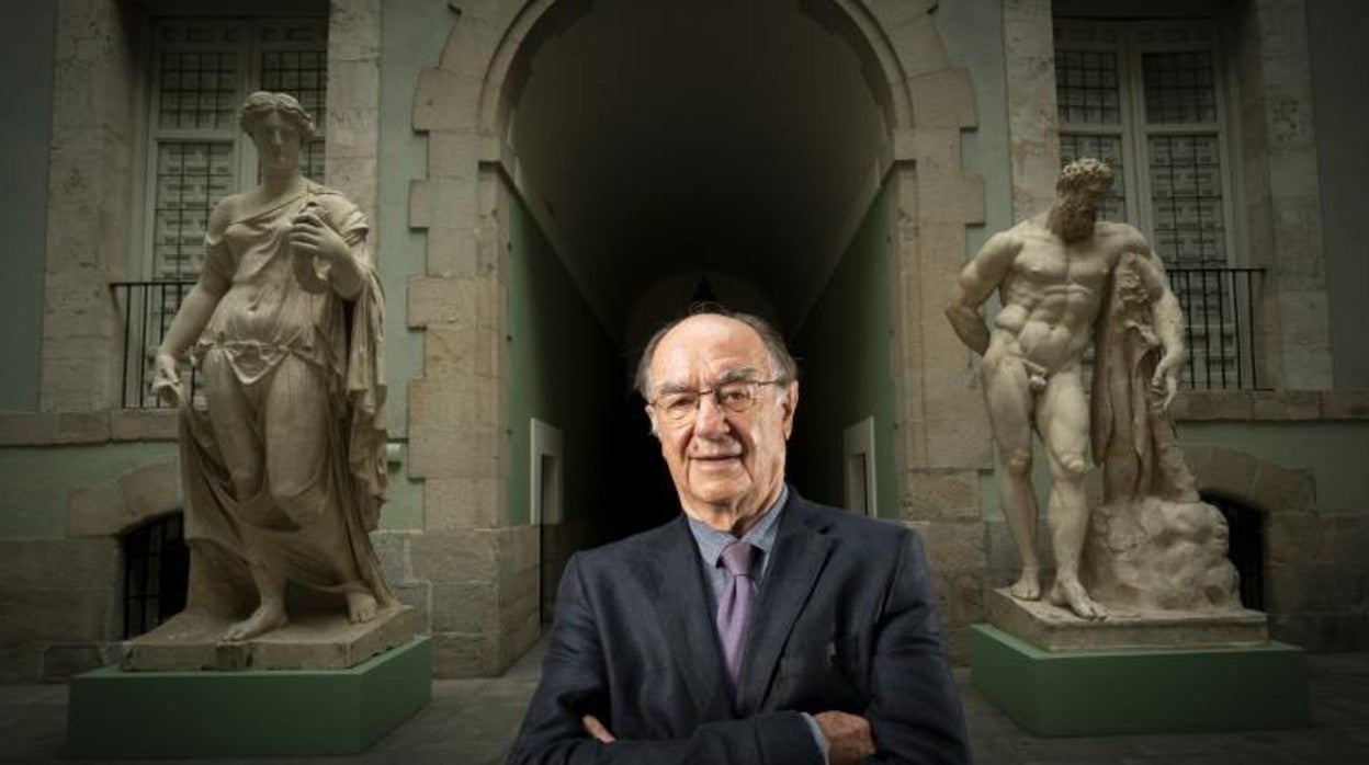 José María Luzón, fotografiado frente a las estatuas de Flora y Hércules Farnese del Museo de la Real Academia de Bellas Artes de San Fernando