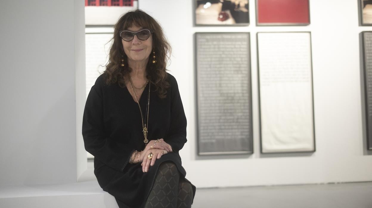 La artista francesa contempla las obras de 'Dolor exquisito' en el Pompidou de Málaga