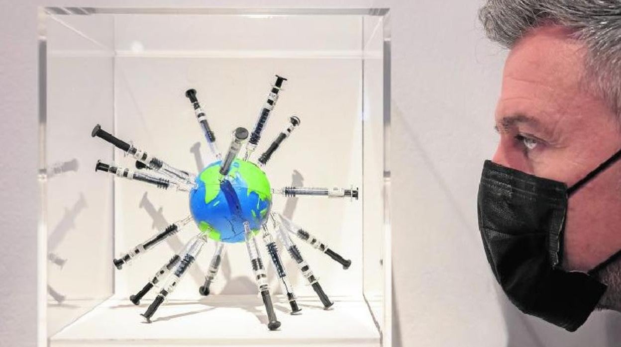 Un hombre observa un objeto de ‘De rerum natura’