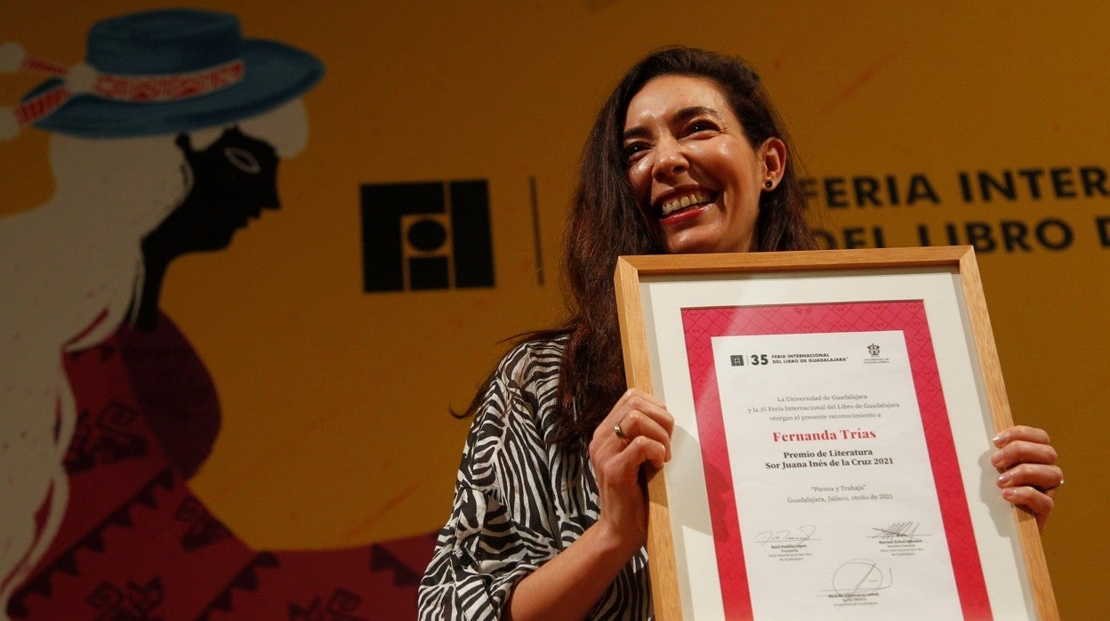 La escritora Fernanda Trías, al recibir el premio Sor Juana Inés de la Cruz 2021 en la FIL