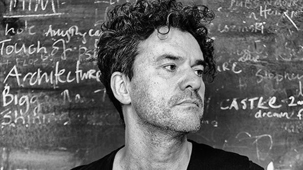 Mark Cousins: «El cine está en su infancia, solo tiene 130 años»