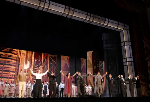 Los intérpretes de 'Macbeth' saludan al final de la ópera