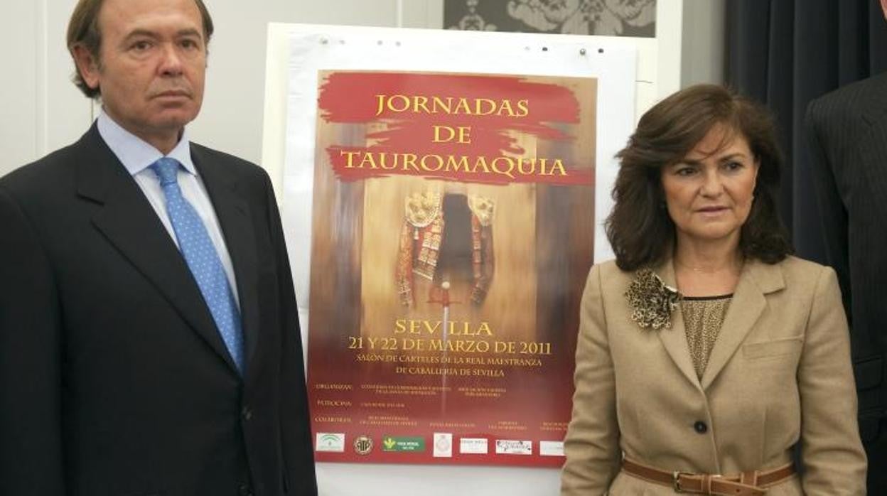 Carmen Calvo, con Pío García-Escudero, en unas jornadas taurinas