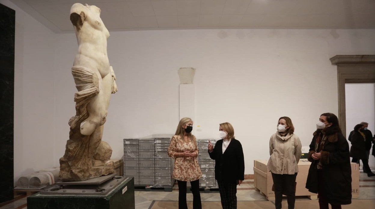 La consejera de Cultura (a la izquierda) este jueves junto a la Venus de Itálica